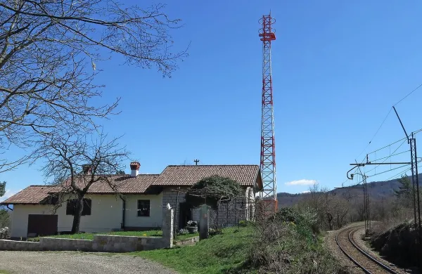 Bazna postaja pri Kačičah stoji le nekaj metrov od hiše, v 
kateri prebiva skupina delavcev. Ker se niso pritožili, možnosti naknadne prestavitve postaje ni preverjal nihče.