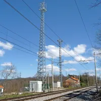 Bazna postaja pri Žirjah: na ministrstvu menijo, da zahtev za 
njeno prestavitev ni bilo tudi zato, ker je vas oddaljena od nje 
več kot 500 metrov. Vas je res, toda ena naseljena stanovanjska hiša (v svetlo rjavi barvi na fotografiji desno) stoji le 
nekaj metrov od nje. 