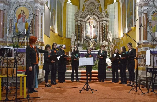 Dekliška vokalna skupina Vox Ilirica se je pod vodstvom 
dirigentke Elene Sedmak predstavila s sakralnim programom.   
