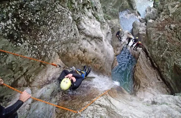 Z varne poti nad kanjonom bi obiskovalci lahko opazovali 
drčanje, skakanje in vrvno spuščanje prek tolmunov in 
slapov.