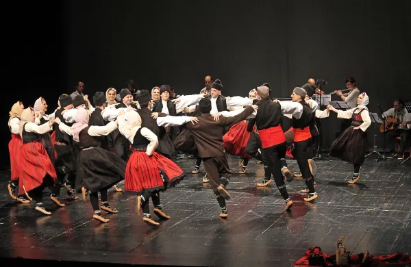 Nova Gorica je v soboto  za en večer postala prestolnica srbske folklore, 
saj je zaplesalo in zaigralo približno 400 folkloristov.
