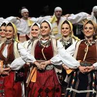 Barvite noše ter dinamični ritmi in plesi  so bili  v novogoriškem gledališču 
prava paša za oči in ušesa. 