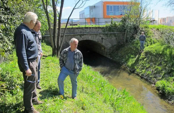 Stanovalci Feiglove ulice opozarjajo, da je most ozko grlo, tam je že večkrat poplavljalo. Zato 
zahtevajo, naj se vode iz  razbremenilnika v potok stekajo za in ne pred mostom. 