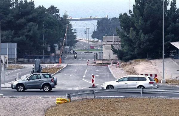 Z izolskega krožišča ob hitri cesti v Izolo še ni mogoče zaviti.  
Gradnjo navezave ovira nekdanja Stavbenikova vratarnica (v 
ozadju na   desni strani).    