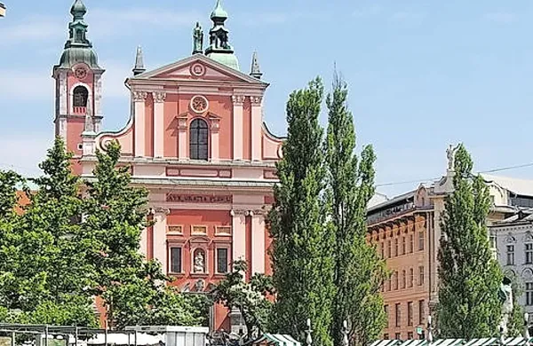 Ljubljanski policisti so danes okoli 15. ure posredovali v 
cerkvi na Prešernovem trgu v Ljubljani, kjer so naleteli na 
moškega, ki je z nožem grozil obiskovalcem, nato pa se je 
porezal.