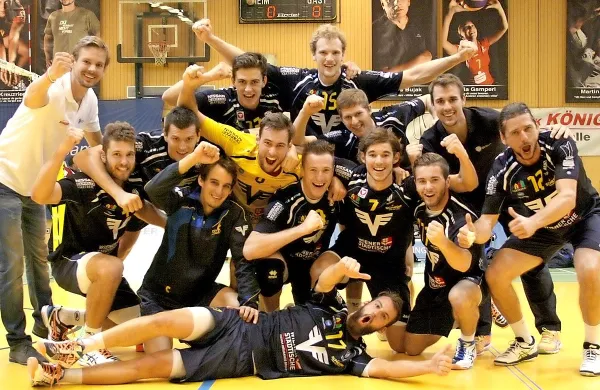 Davor Čebron (tretji z leve v tretji vrsti, ob igralcu v rumenem 
dresu) letos z izkušnjami pomaga avstrijskemu Hartbergu.