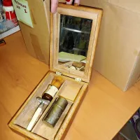 V priročni leseni škatli z ogledalom so imeli  moški nekoč 
spravljen potovalni pribor za britje. 