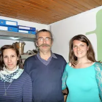 Idejni vodja bodočega muzeja turizma Slobodan Simič Sime 
s sodelavkama Špelo Oražem (levo) in Ksenjo Koncilja. 