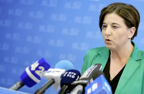 Predsednica NSi Ljudmila Novak je na povabilo SDS za 
sestavo vlade v senci odgovorila, da bo NSi ohranila samostojnost.