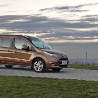 Ford tourneo grand connect ponuja res veliko prostora.