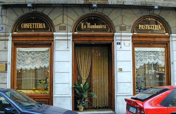 Slaščičarna Bomboniera deluje vse od leta 1836, ustanovila 
pa jo je družina Eppinger, ki se je pred dvema stoletjema 
priselila v Trst.