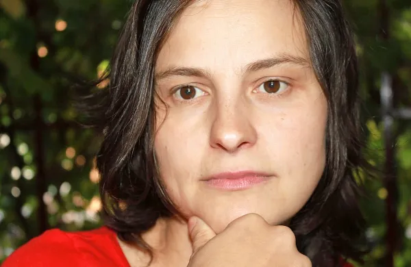 Simona Semenič: “Tekst govori o družbi, v kateri 
živimo, ki je polna nekih birokratskih, političnih 
in podobnih nesmislov ter o posameznikih, ki 
skušajo preseči to miselnost in pasivno držo, a jim 
ne uspe.”