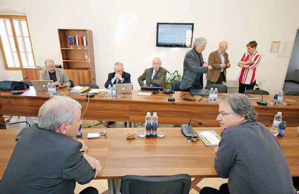 Upravni odbor, sta pojasnila predsednik Boris  Peric in rektor 
Danilo Zavrtanik, na mizi ni  imel podatkov, na podlagi katerih 
bi lahko  sklepal, ali je gradnja kampusa na katerikoli od  treh 
lokacij, izvedljiva.