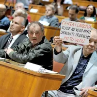 Nasprotniki privatizacije zahtevajo ustavitev prodaj
