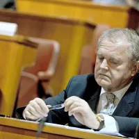 Nasprotniki privatizacije zahtevajo ustavitev prodaj