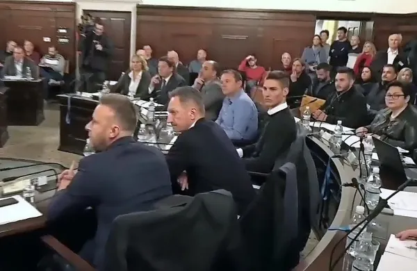 Nadaljevanje poslanske razprave o predlogu premierja Mira 
Cerarja za razrešitev ministra za obrambo Janka Vebra še 
naprej ostaja zaprto za javnost.