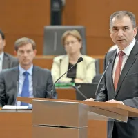 Poslanci končali razpravo o Vebrovi razre&scaron;itvi