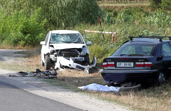 Avgusta leta 2013 je zaradi prehitre vožnje 27-letnega voznika v okolici Kopra umrla 34-letna 
kolesarka. Nesreča je samo potrdila ugotovitve, da vozniki najhitreje vozijo po lokalnih cestah ob 
lepem vremenu. Sodnik je voznika obsodil in mu izrekel  730 ur dela v splošno korist.