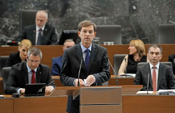 Premier Miro Cerar je dejal, da je Janko Veber tako subjektivno kot objektivno odgovoren za nezakonito, nepravilno 
in netransparentno delovanje obveščevalno-varnostne 
službe.