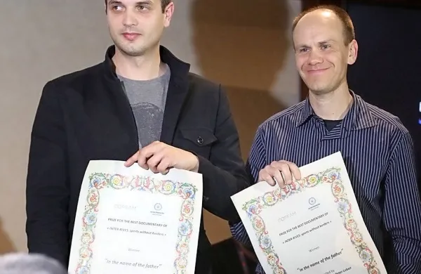 Nagrado natečaja Interrives 4 sta prevzela režiser Peter 
Leban (levo) in soavtor dokumentarca Tomasso Mania.
