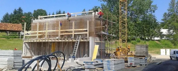 Na območju zaporov na Dobu raste naprava za soproizvodnjo elektrike in toplote: iz lesnih ostankov  bodo delali plin 
in iz njega elektriko, z “odpadno” energijo pa še toploto za 
daljinsko ogrevanje.
