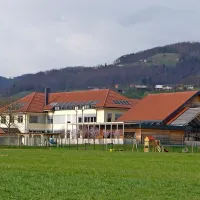 Leseni vrtec (na fotografiji desno) je bil začetek “lesne” 
zgodbe v občini. Nadaljevali so jo s kotlarno na lesne 
sekance, ki zdaj poleg vrtca ogreva še šolo, telovadnico (na 
fotografiji levo) in knjižnico.  