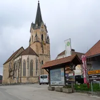 Središče vasi Šentrupert je še neurejeno, saj so v občini 
najprej sprejeli oba prostorska načrta. Ko ga bodo urejali, pa 
bodo postorili vse hkrati: kanalizacijo in daljinsko ogrevanje.