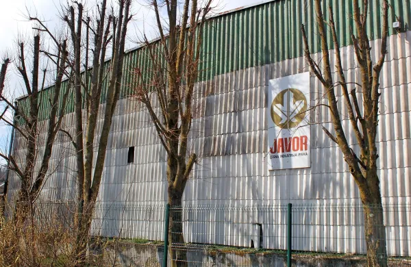 Nekdaj močna skupina Javor izgublja še eno podjetje. Pred 
štirimi leti je v stečaju končala družba Javor Pohištvo, zdaj je 
v likvidaciji njegova naslednica, Javor Lamelirani program.