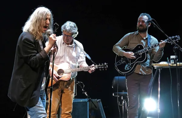 Patti Smith je decembra nastopila v videmskem gledališču  
Nuovo Giovanni Da Udine, 1. avgusta pa bo šepetala in  
rohnela na dvorišču Ville Manin v bližnjem Codroipu. 
