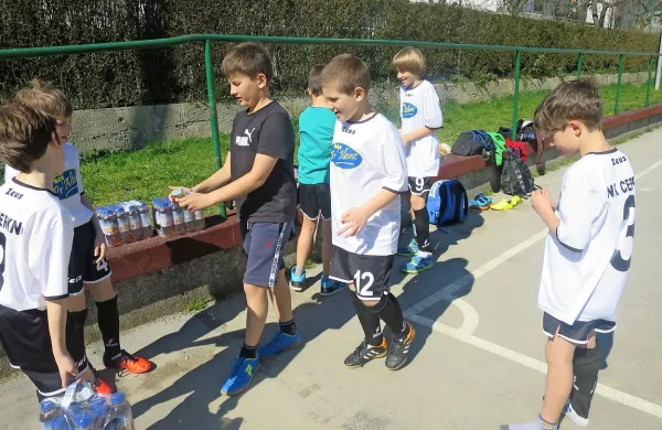 Mladi nogometaši so minuli vikend sodelovali na prvem v 
Cerknem organiziranem medobčinskem turnirju.