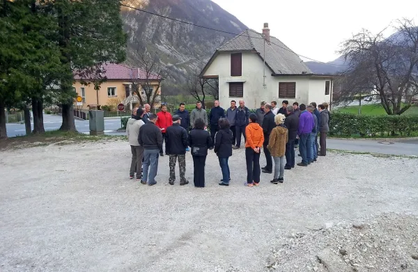 Elektro bi trafo postajo gradil pri drevesih tik ob cesti, 
domačini je tam nočejo in zato skupaj iščejo novo lokacijo.

 