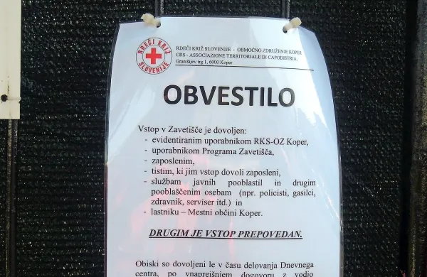 Obvestilo, ki odmeva med nekdanjimi sodelavci Rdečega 
križa, vključenimi v program za brezdomce.