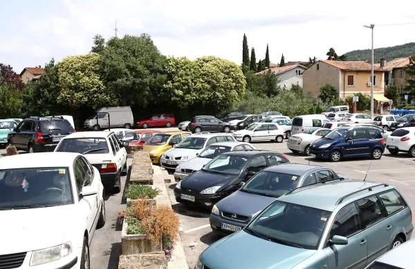 Včeraj zjutraj je 25-letni voznik iz Lucije z osebnim avtomobilom na parkirišču za pošto v Izoli vzvratno trčil v 
peško.