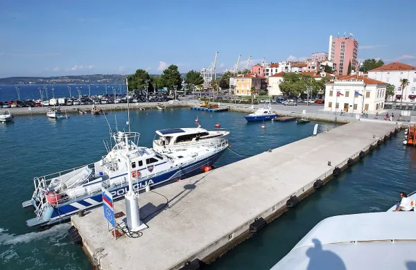Policisti bodo še kar nekaj časa morali uporabljati svoja stara  
čolna P 111 in P 66.   