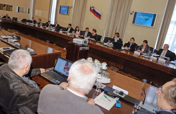 Ekonomsko-socialni svet danes razpravlja o celoviti davčni 
reformi.