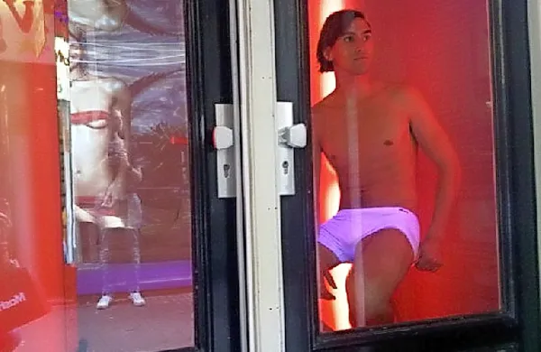 Na ulicah Amsterdama se je v četrtek zbralo kakih 250 
prostitutk in prostitutov ter njihovih podpornikov, ki nasprotujejo načrtovani preobrazbi slovite četrti rdečih luči.