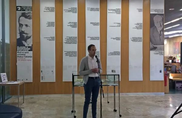 Razstavo je predstavil Simon Kerševan, član Društva primorskih arhitektov. 
