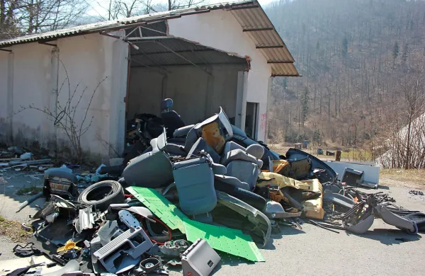Za zdaj še neznani storilci so na Kaliču odvrgli več prikolic 
opreme odsluženih avtomobilov, gum in druge nesnage. 