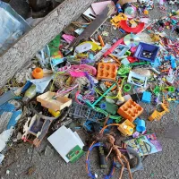 Med “svežimi” odpadki na Kaliču  so poleg odsluženih 
avtomobilov tudi  igrače.  

