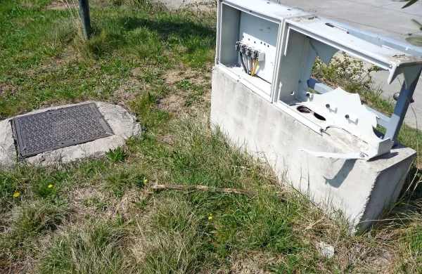 Električna omarica ob balinišču  je  poškodovana, nevarnosti 
pa menda ni, saj ni priključena na elektro omrežje. 
