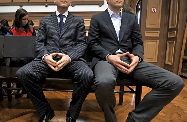 Včeraj sta na sodišče prišla le Martin Kovač (levo) in Marko 
Volk, njun tast oziroma oče Vojteh Volk pa je sodišču poslal 
zdravniško opravičilo  