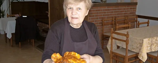 Maria Gilda Primosig iz gostilne Pri pošti v Hlodiču s svojo golobico