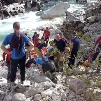 Ob 15.04 se je pri spustu po reki Soči pri Trnovem ob Soči v 
občini Kobarid prevrnil 20-letni kajakaš in ostal pod vodo.