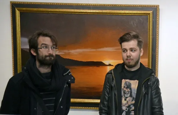 Rok Kleva Ivančić (levo) in Rihard Lobenwein na odprtju 
razstave Šest oči.