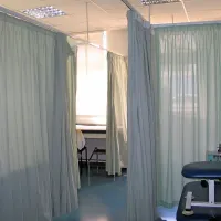 Za zasebnost skrbi le tanka zavesa. 