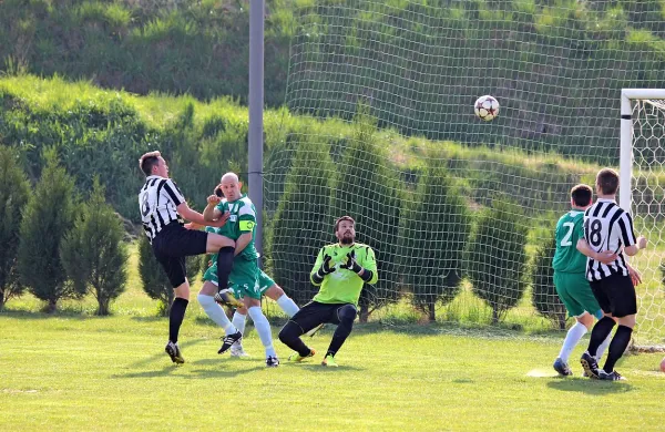 Biljenci (v belo-črni opravi)  so sosedski derbi zapuščali boljše 
volje. 