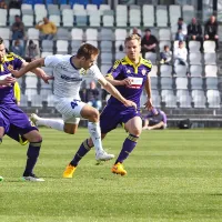 Matej Pučko (št. 49) v primežu dveh bivših kanarčkov 
Aleksandra Rajčevića (levo) in Aleša Mertlja (desno)