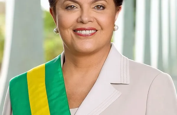 Na ulicah številnih mest v Braziliji je v nedeljo že drugič v 
mesecu dni več sto tisoč ljudi protestiralo proti korupciji 
oblasti in zahtevalo odstop predsednice države Dilme Rousseff.