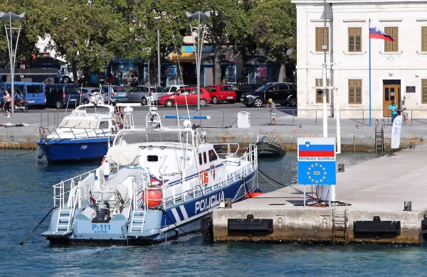 Potem ko je ministrstvo za notranje zadeve (MNZ) zavrnilo 
vse štiri prispele ponudbe za nova policijska čolna, nameravajo v prihodnje objaviti novo javno naročilo.