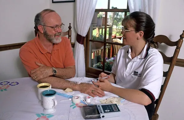 Patronažne medicinske sestre obiskujejo bolnike na domovih. 